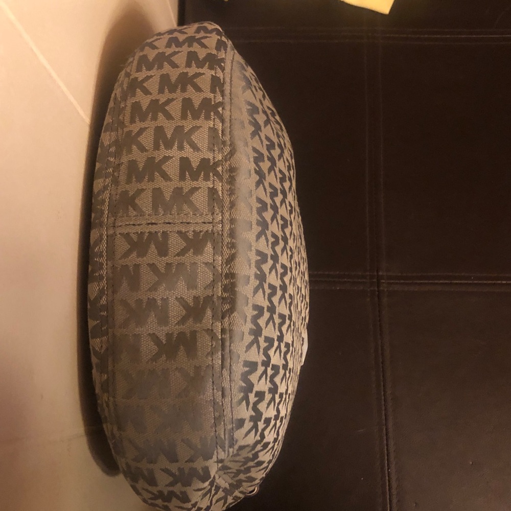 Michael Kors Gray Shoulder Bag with Classic Design - Picture 8 of 14